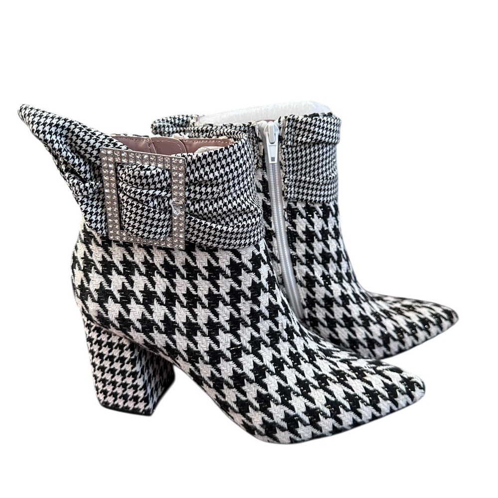 Betsey Johnson Black and White Houndstooth Pointed toe Ankle Boots NWOT Size 6.5